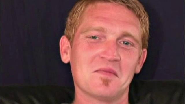 Ли дрочит с наслаждением и мощно кончает