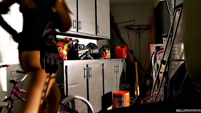 блондинка milf роется в гараже и трахается игрушкой