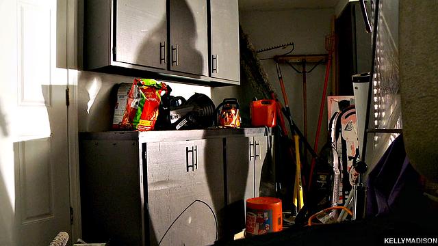 блондинка milf роется в гараже и трахается игрушкой