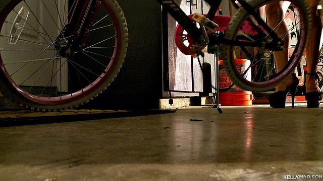 блондинка milf роется в гараже и трахается игрушкой