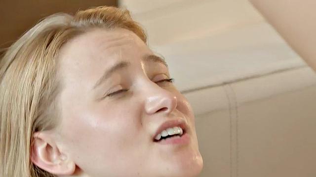 блонда в кухне-лысая писька, большой хер и собачий стиль по расписанию