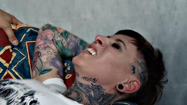 Фотограф давит на анальный секс в убогой студии