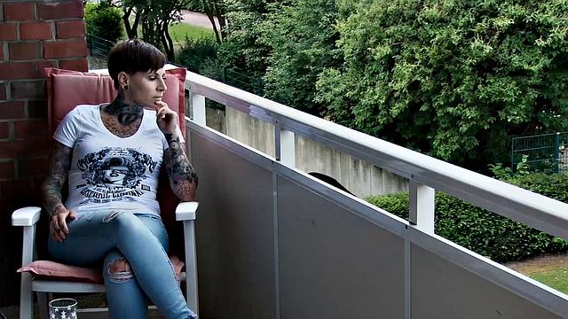 Фотограф давит на анальный секс в убогой студии