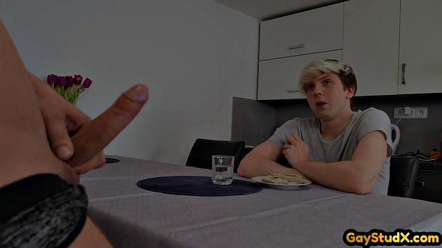 Весёлый твинг шутит про длину, а потом забывает слова от того члена