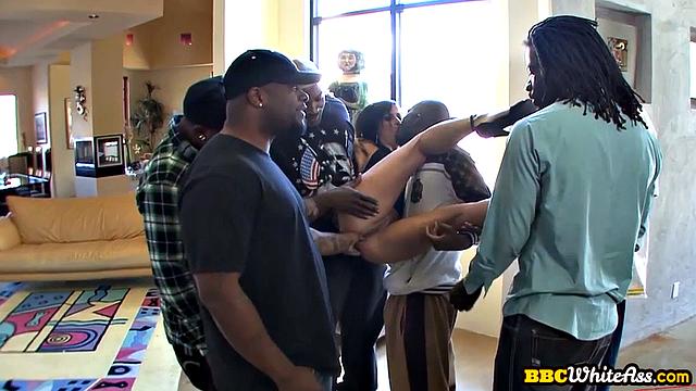 Пацаны устроили межрасовый веселый замес взрослой малышке, теперь она знает, что значит настоящая вечеринка!