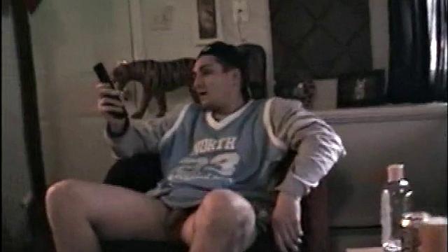 Гей-любитель Тони дрочит за деньги и кончает на камеру.