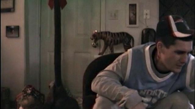 Гей-любитель Тони дрочит за деньги и кончает на камеру.