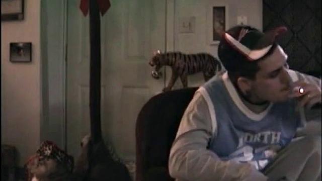 Гей-любитель Тони дрочит за деньги и кончает на камеру.