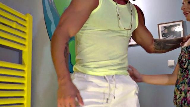 Hostel 21yo penetrated after deepthroat in 3some