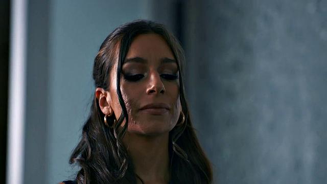 Stunning babe sucks cock and gets pussypounded by her lover