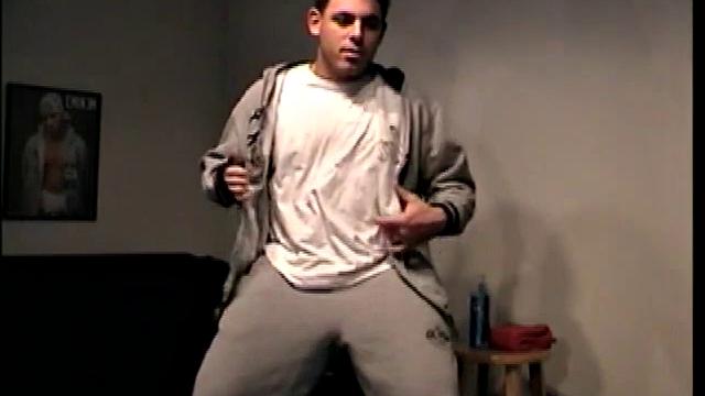 Итан дрочит, будто спрятался от всех своих бывших