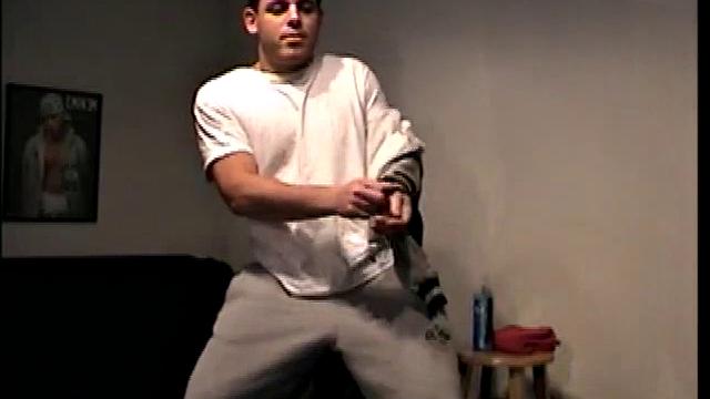 Итан дрочит, будто спрятался от всех своих бывших