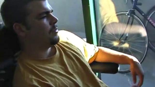Смотри, как Тони дрочит свой твёрдый член и выпендривается для тебя
