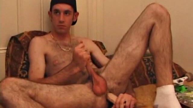 Парень дрочит член и кончает с помощью игрушки