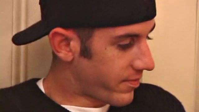 Парень дрочит член и кончает с помощью игрушки