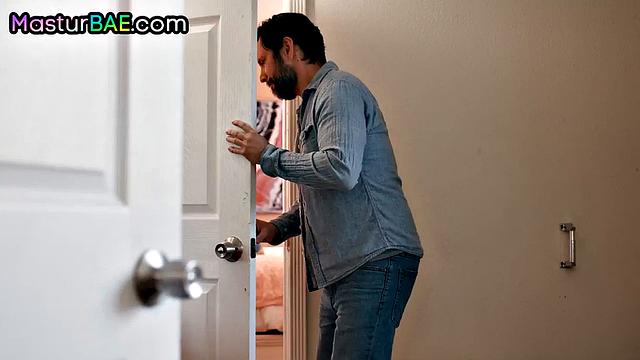 Вот так дилф отрабатывает - сначала мастурбация, потом секс как у взрослых!