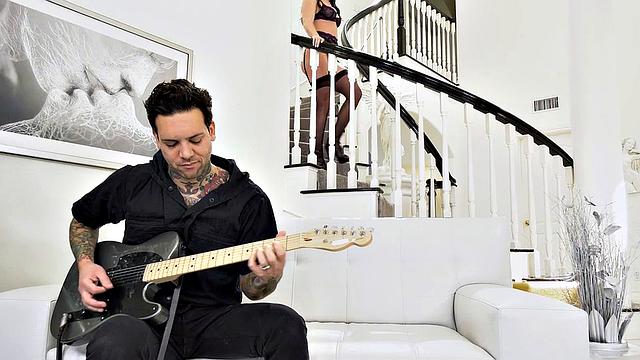 Brunette Deepthroating A Big Dick Before Getting it Deep in Her Big Ass