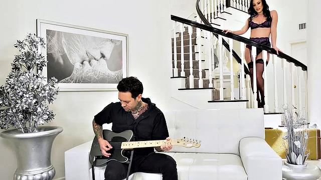 Brunette Deepthroating A Big Dick Before Getting it Deep in Her Big Ass