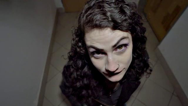 татуированная брюнетка в колготках жестко скачет на члене за деньги после минета