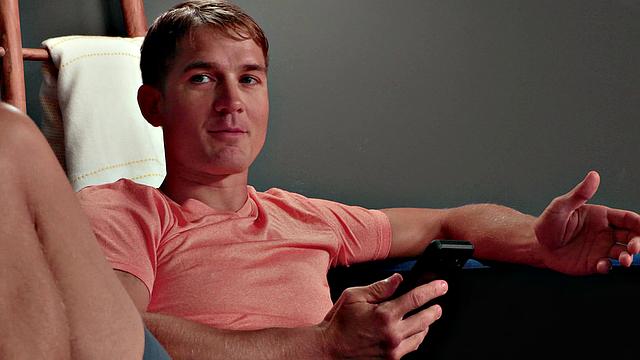 похотливые сводные братья меняются ролями и трахают друг друга под порно