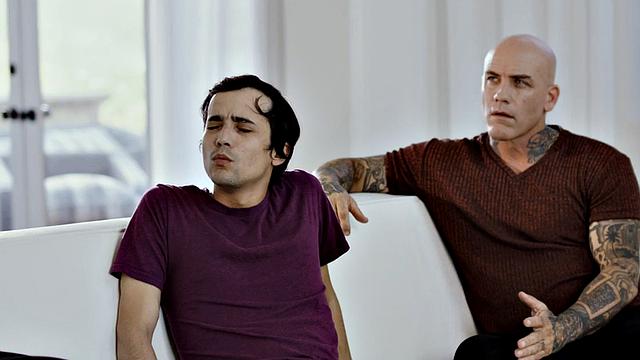 жопастая красотка сначала давится хером, потом скачет как на родео