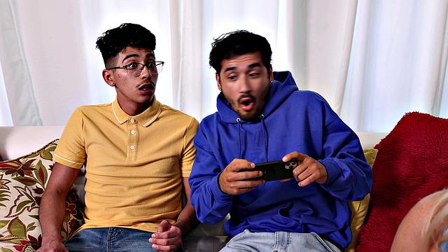 две зрелые блондинки ловят парней на краже трусиков и берут всё под контроль