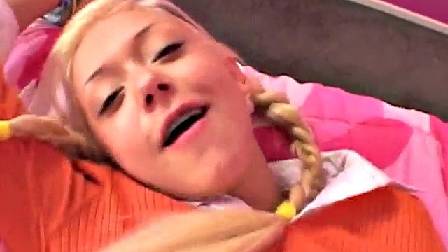 жаркая блондинка ловит жёсткий трах и вылизывает спермy до капли