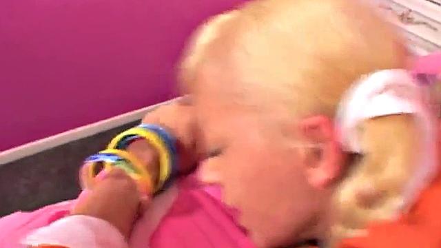 жаркая блондинка ловит жёсткий трах и вылизывает спермy до капли