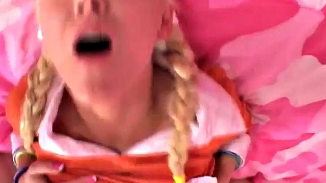 жаркая блондинка ловит жёсткий трах и вылизывает спермy до капли