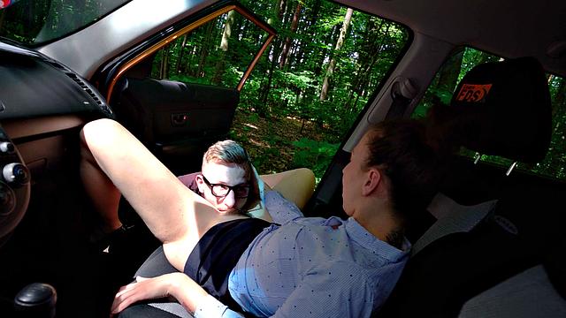 инструкторша milf получает кунилингус и трахается в машине после бешеной поездки