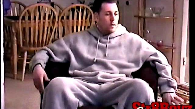 Дилан кайфует от крепкой ладони, без стеснения и на камеру