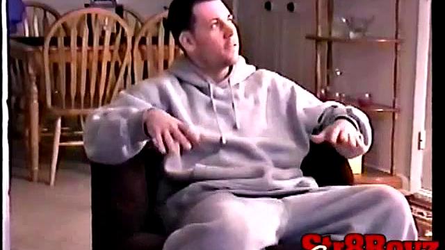 Дилан кайфует от крепкой ладони, без стеснения и на камеру