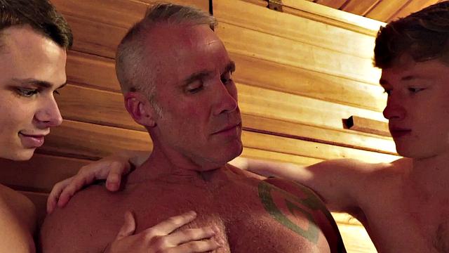 Muscled daddy bareabcked in 3some by petite twinks