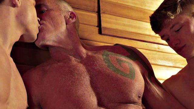 Muscled daddy bareabcked in 3some by petite twinks