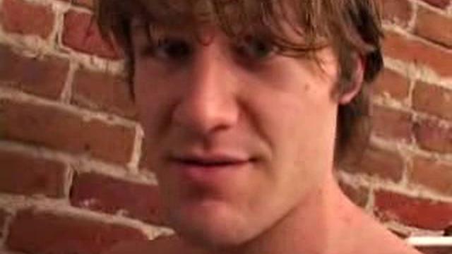 Alex West дрочит и кончает на камеру