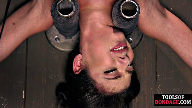 шлюха в наручниках терпит электрошок и порку