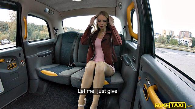 трахни телку друга в такси и заставь стонать