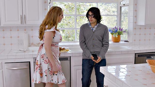 забияка и ботаник дружно трахают рыжую милфу на диване