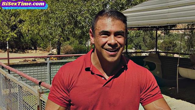 волосатая блондинка отдается двум парням в жёстком тройничке