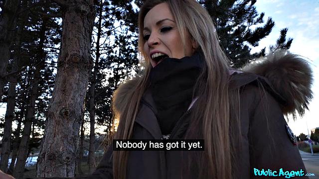 Блондинка Tina Princess пробует сперму на вкус и просит ещё, потом сосёт член и получает двойную порцию спермы от Erik Everhard.