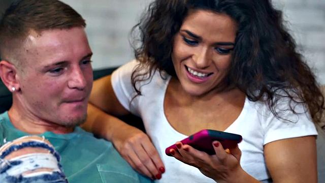 Шлюшка с пирсингом в белье кайфует от жёсткого траха с двумя мужиками