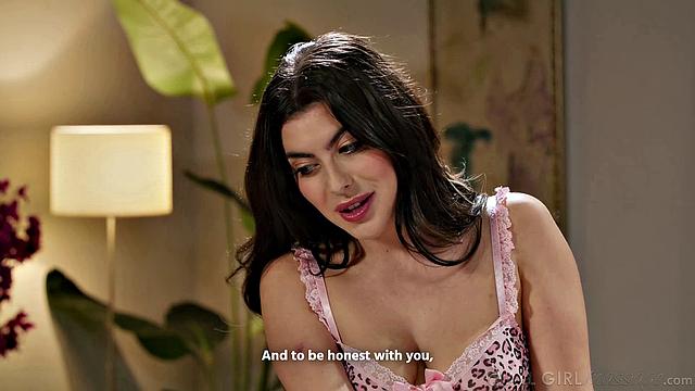 Гал Ритчи уговаривает Яйви на страстный массаж и нежный лесбийский секс после медового месяца.