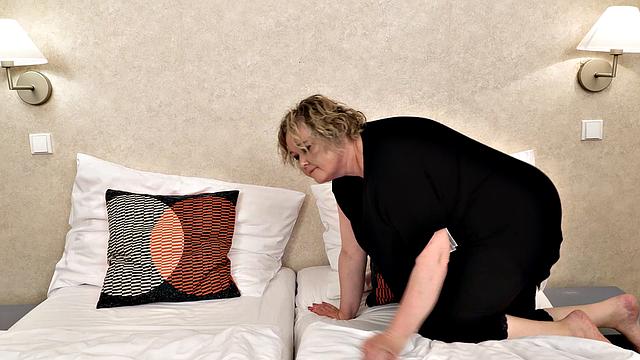 Мегина доводит себя до экстаза, играя с игрушками и своими формами