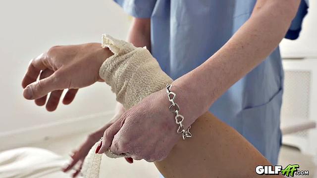 Секс с опытной медсестрой зрелого возраста и горячий кремпай от молодого любовника.