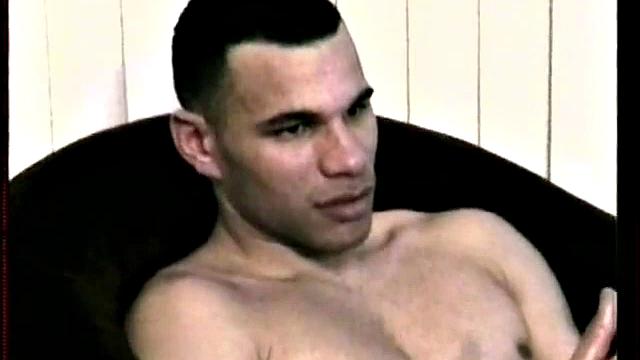 Дино дрочит и ждет горячей разрядки от мужика, нельзя отвести глаз от страсти геев!