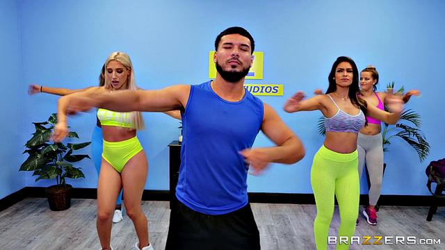 Abella Danger и Katana Kombat меряются страстью в танцевальном зале, а потом яростно лижут друг другу пизду и кончают вместе на полу студии.
