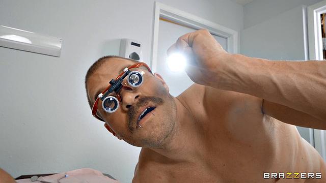 Секс у стоматолога: Престин Эдж лечит клыки, а потом и задницу Xander Corvus, пока пациент смеётся над "лечением" зубов.