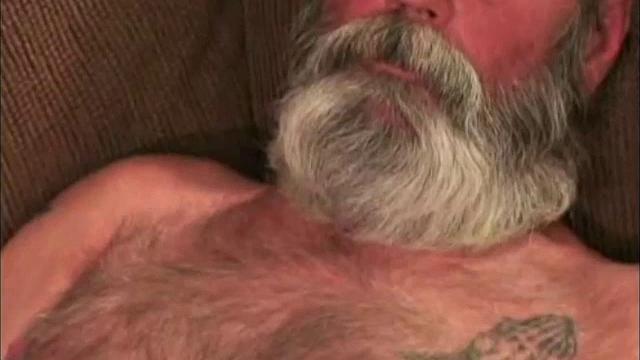 Смотри, как Пол дрочит по-мужски, как настоящий работяга