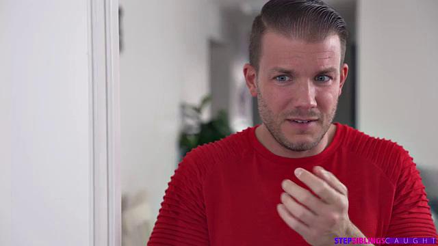 Возбуждённая сводная сестра Ария Валенсия играет с дилдо и трахается с братом