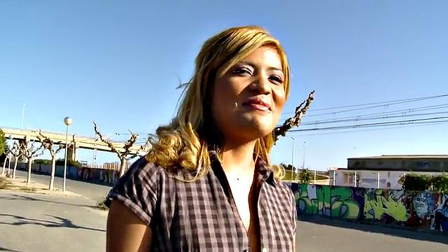 азиатка на природе в позе собачки - и прохожие даже не удивились